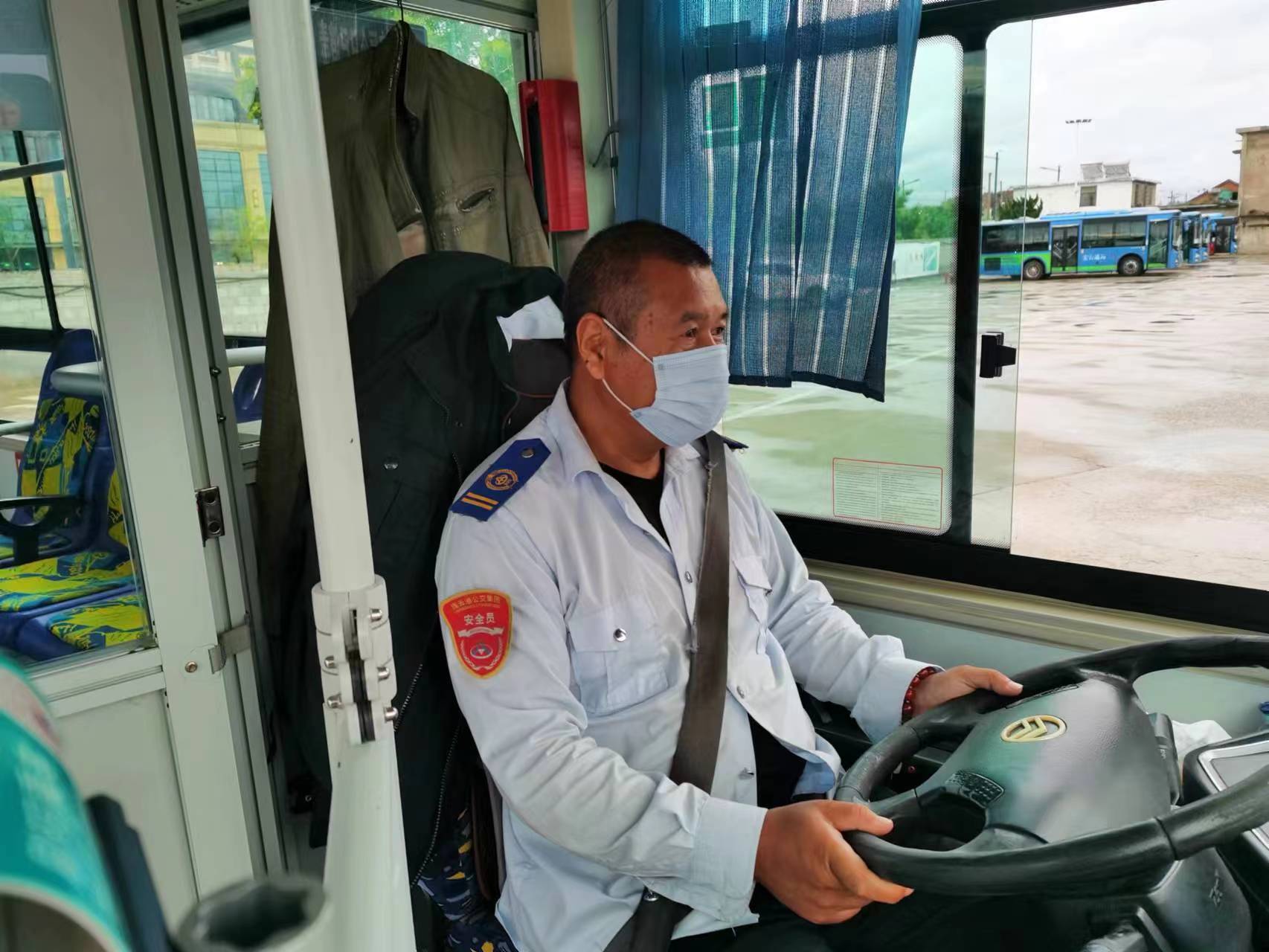 公交事業(yè)一部15路駕駛員張永泉拾金不昧受表揚