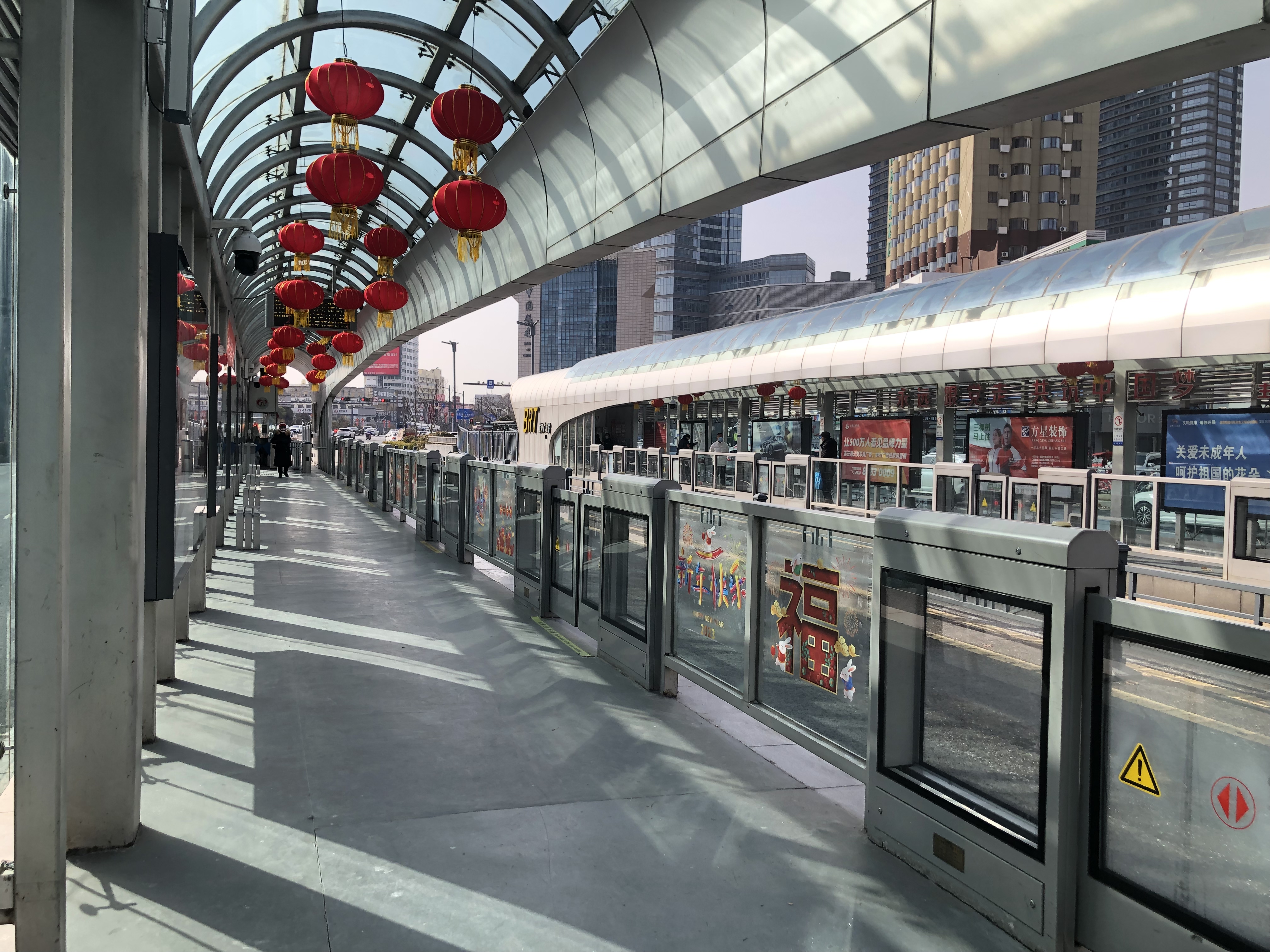 公交集團(tuán)快速公交事業(yè)部打造新春主題站臺