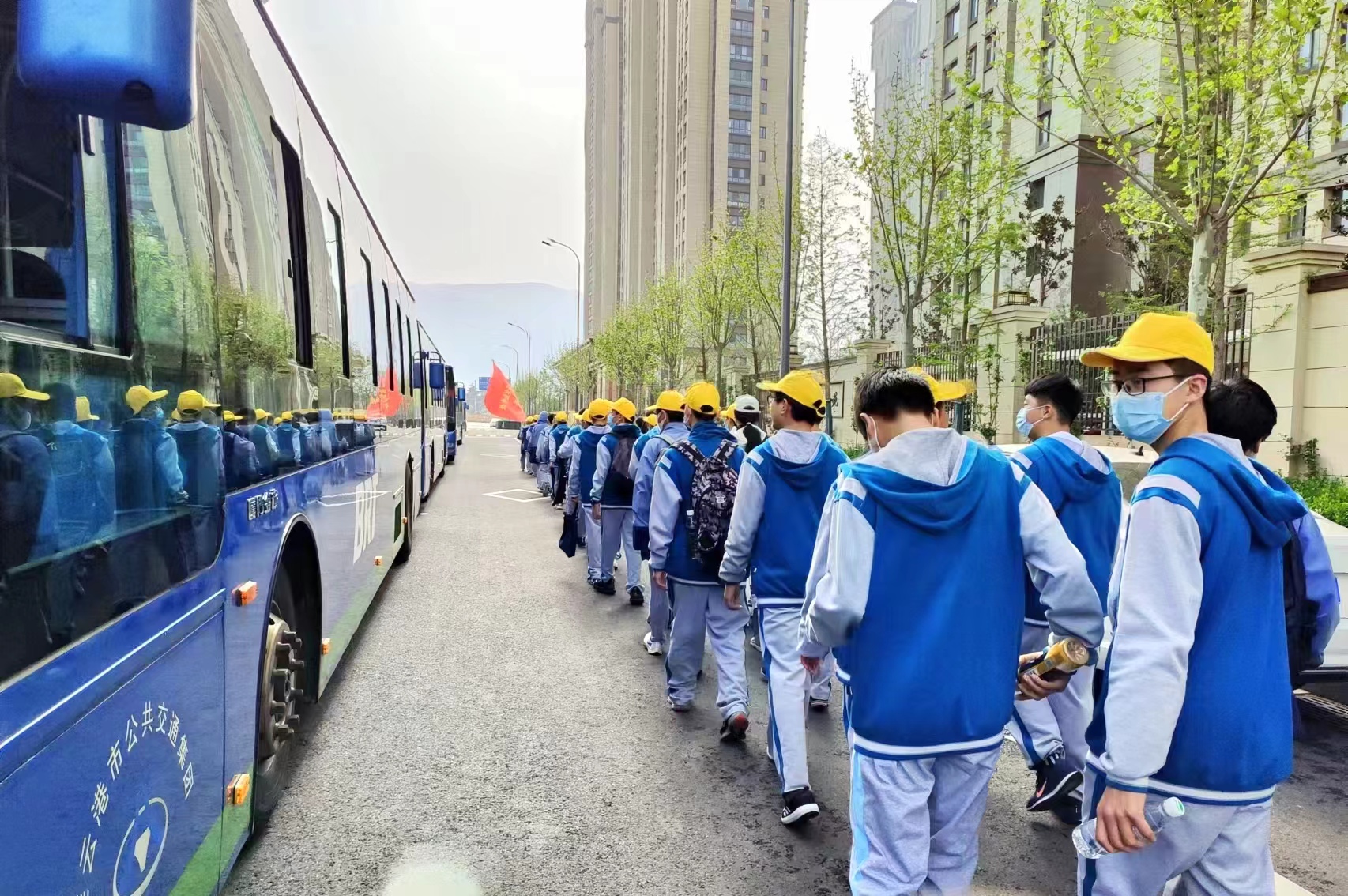 公交集團圓滿完成連云港實驗學校 定制公交任務