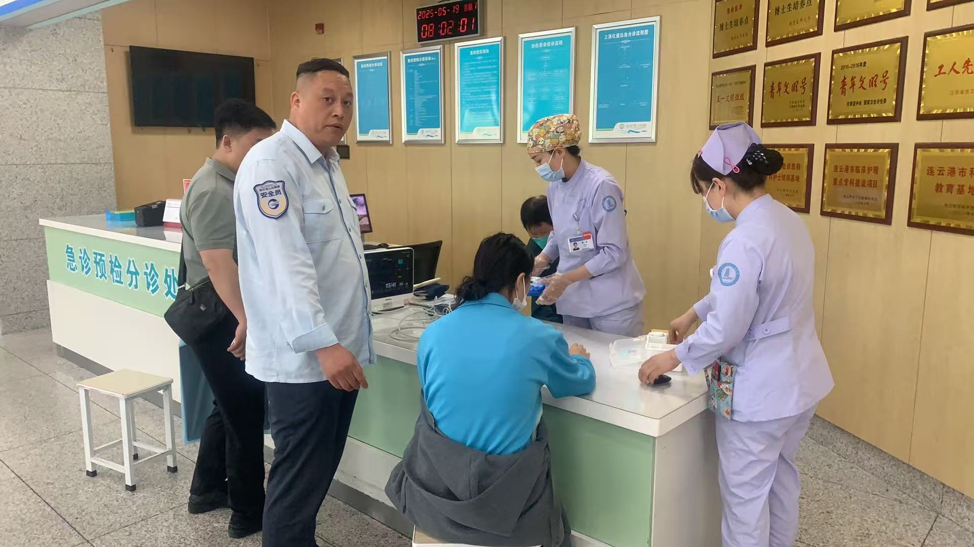 學生突發(fā)暈厥，公交集團快速公交公司B12線 駕駛員王海平緊急救助