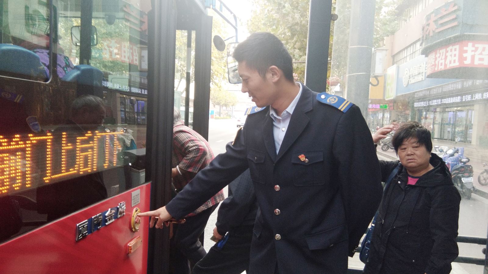 公交集團東部公司開展秋季上路上線安全檢查