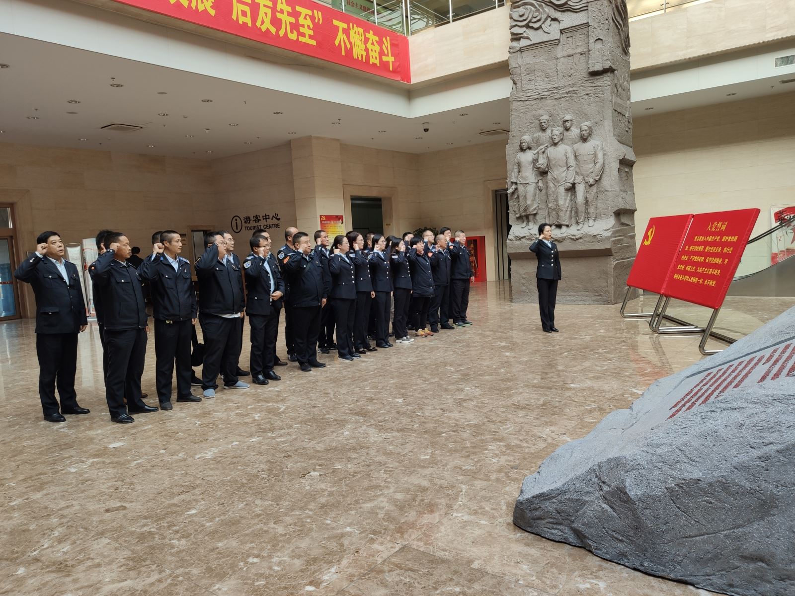 公交集團公交事業(yè)一部組織參觀“共產黨人的初心與使命”檔案文獻展