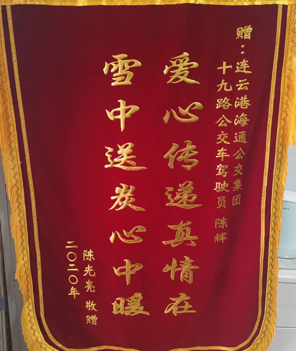 公交車秒變“救護(hù)車”，爭分奪秒挽救生命