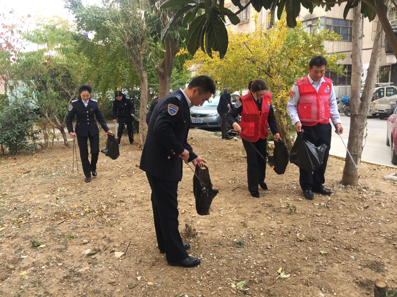 公交集團公交事業(yè)一部開展“黨員活動進社區(qū)  志愿服務我先行”活動
