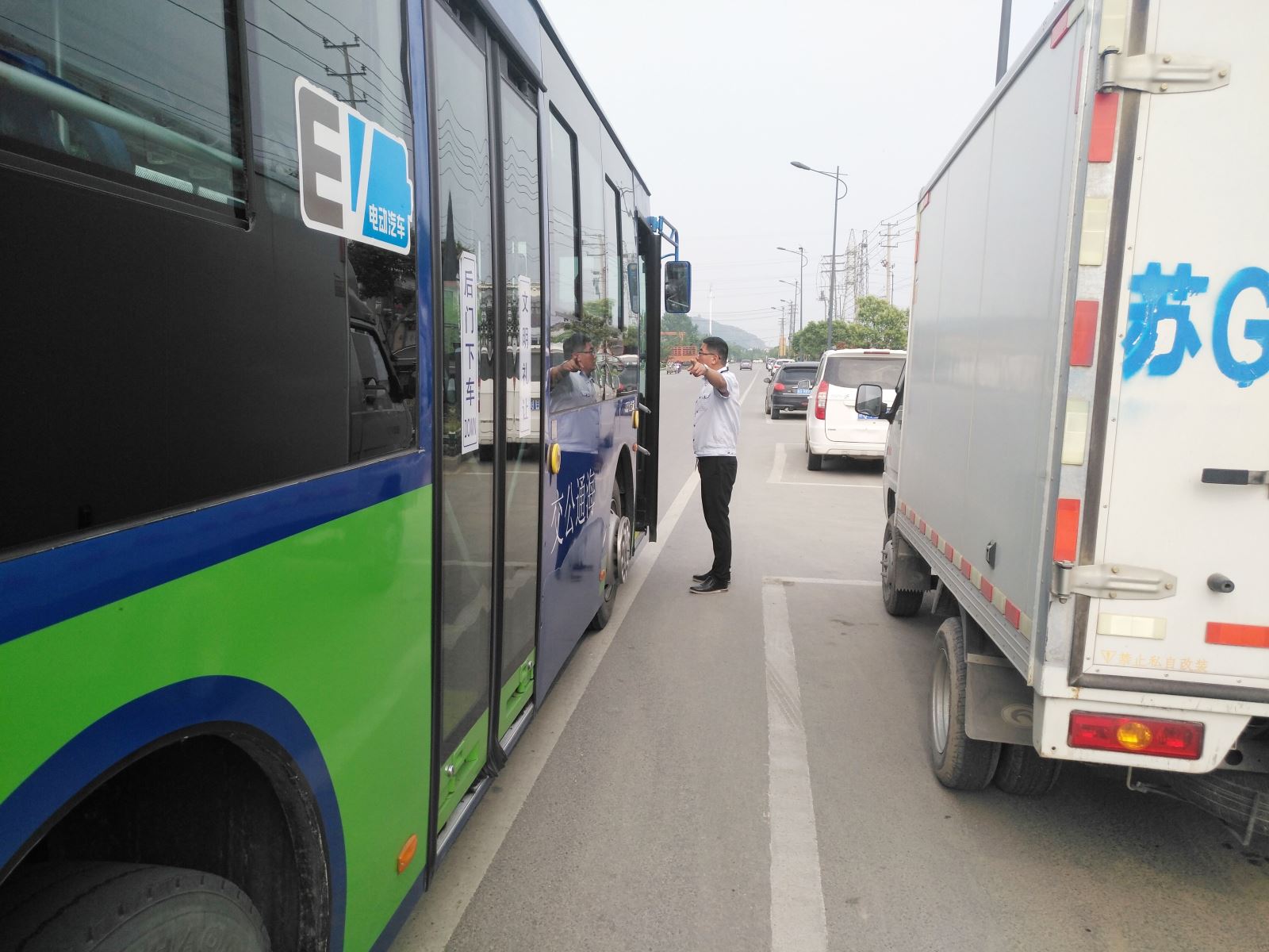 公交集團(tuán)公交事業(yè)一部推廣“路口行車安全操作法”