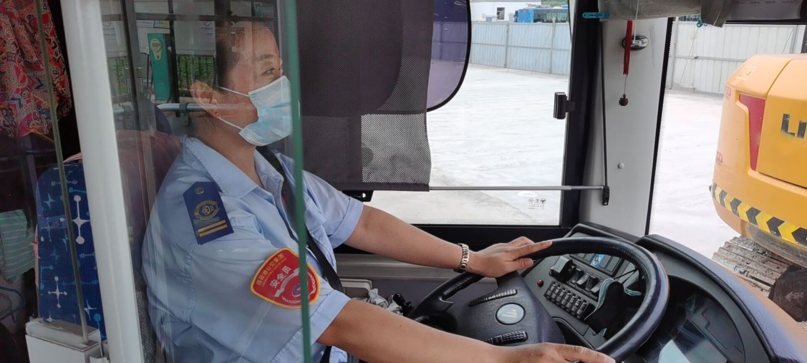 公交集團(tuán)公交事業(yè)一部18路駕駛員陳嘉敏拾金不昧受表?yè)P(yáng)