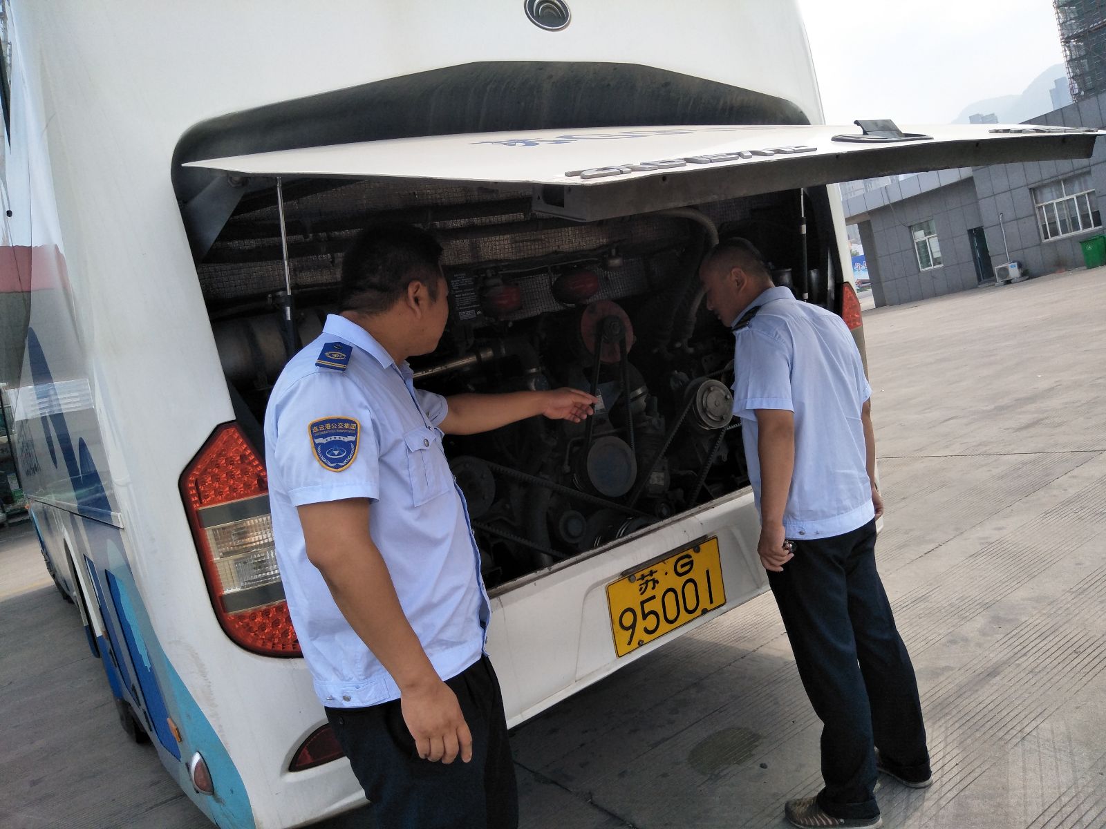 公交佳連公司從細(xì)節(jié)做起確保通勤車(chē)安全運(yùn)行