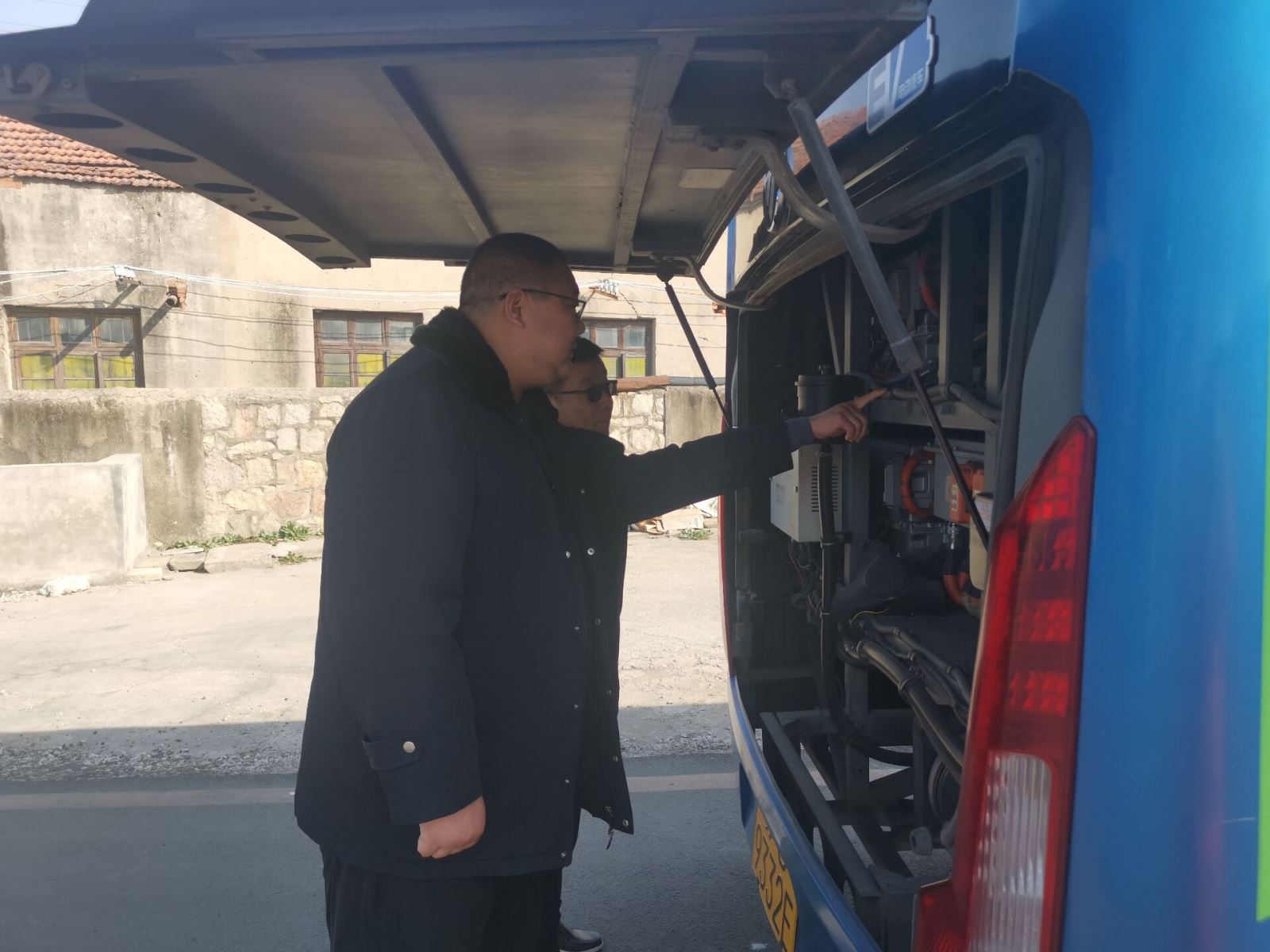 公交集團公交事業一部開展純電動車電池倉專項檢查工作