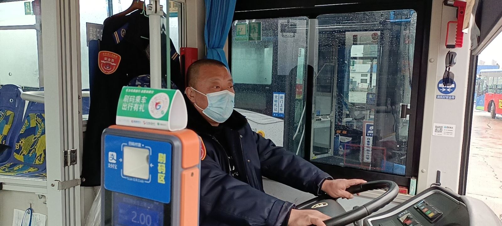 公交集團(tuán)公交事業(yè)一部22路駕駛員陳長(zhǎng)青拾金不昧暖人心