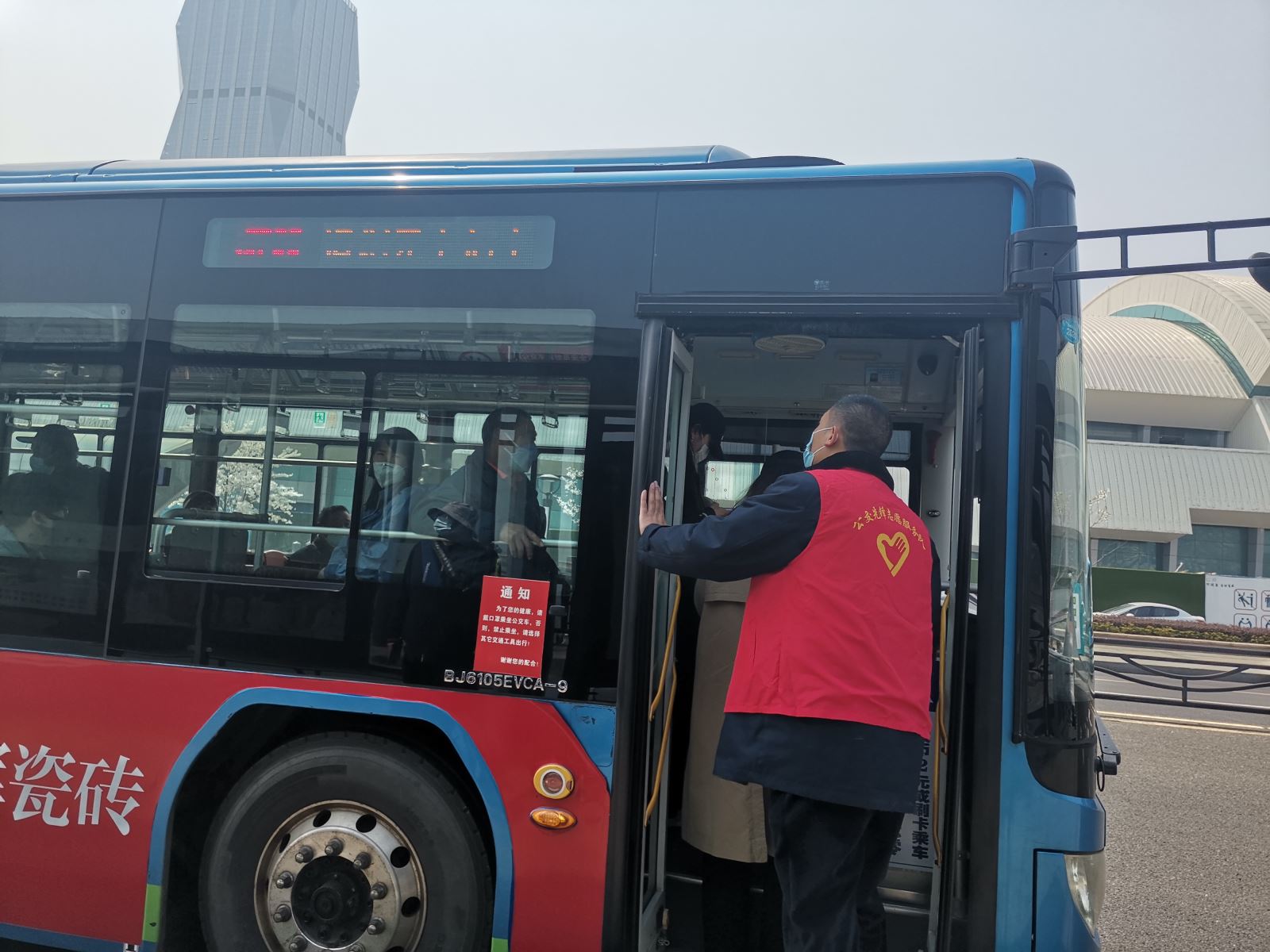 清明節假期首日：客流平緩有序 志愿者積極引導