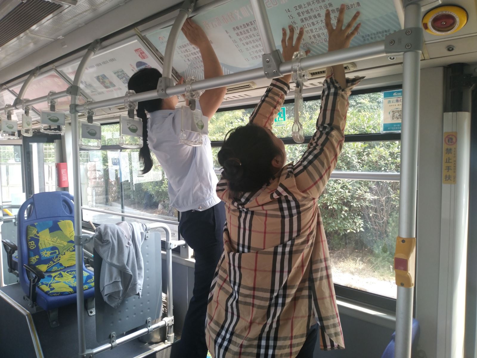 公交集團公交事業一部更換創文標識標貼，助力港城創文建設