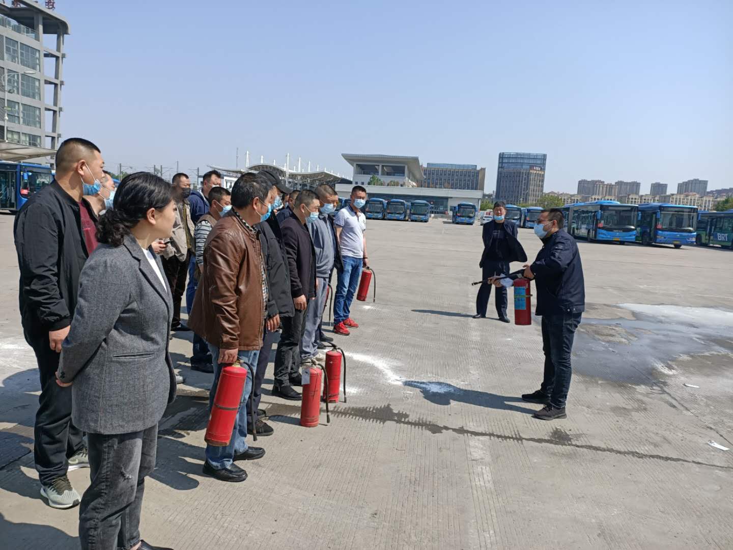 快速公交事業(yè)部東城分公司開展駕駛員消防滅火實戰(zhàn)演練，全力保障乘客出行安全