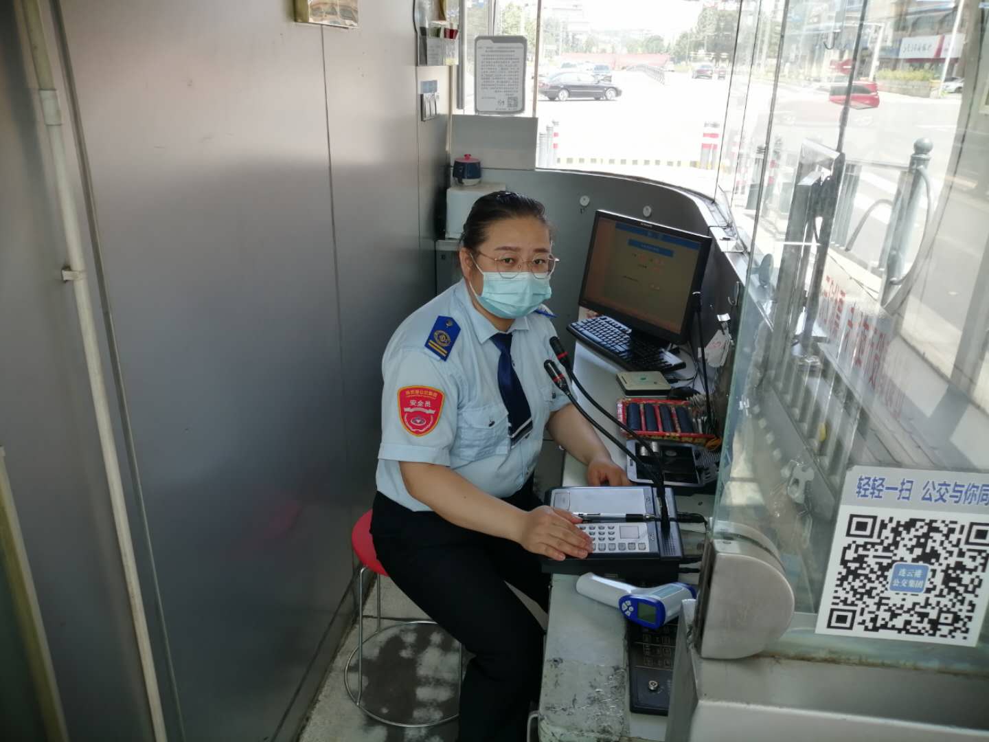 快速公交事業(yè)部站務員撿到雨傘歸還乘客獲感謝