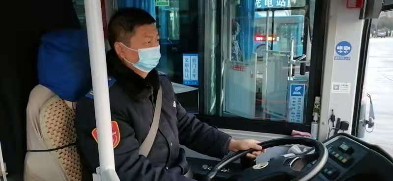 公交集團公交事業一部22路駕駛員周君 拾金不昧受表揚