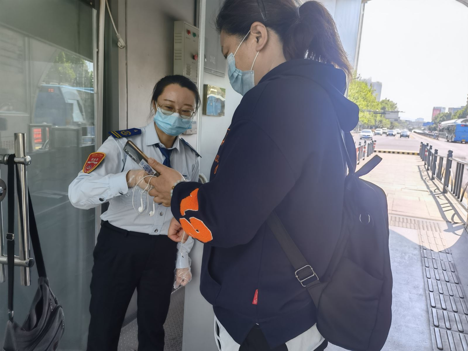 公交集團快速公交事業部站務員王慧、朱桂平接力找文件獲暖心點贊