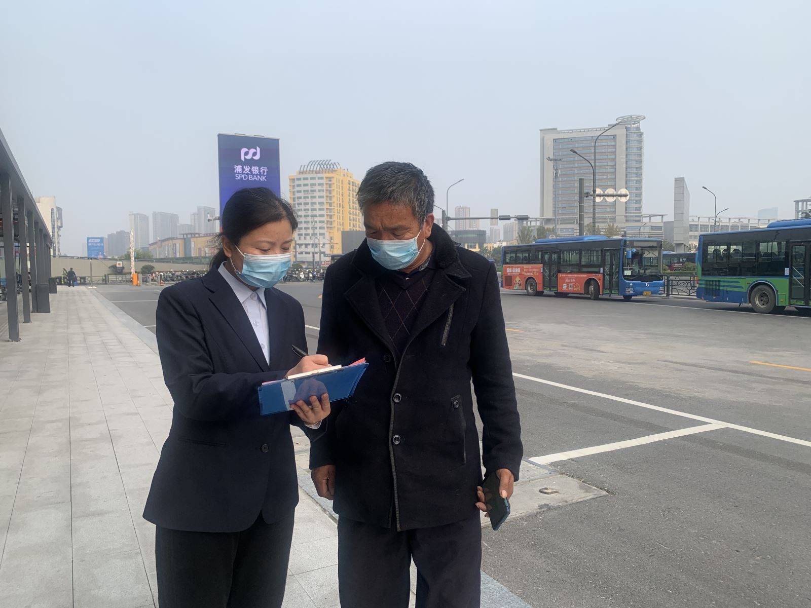 公交集團紀委充分發(fā)揮監(jiān)督保障執(zhí)行作用開展公交服務滿意度調查問卷活動