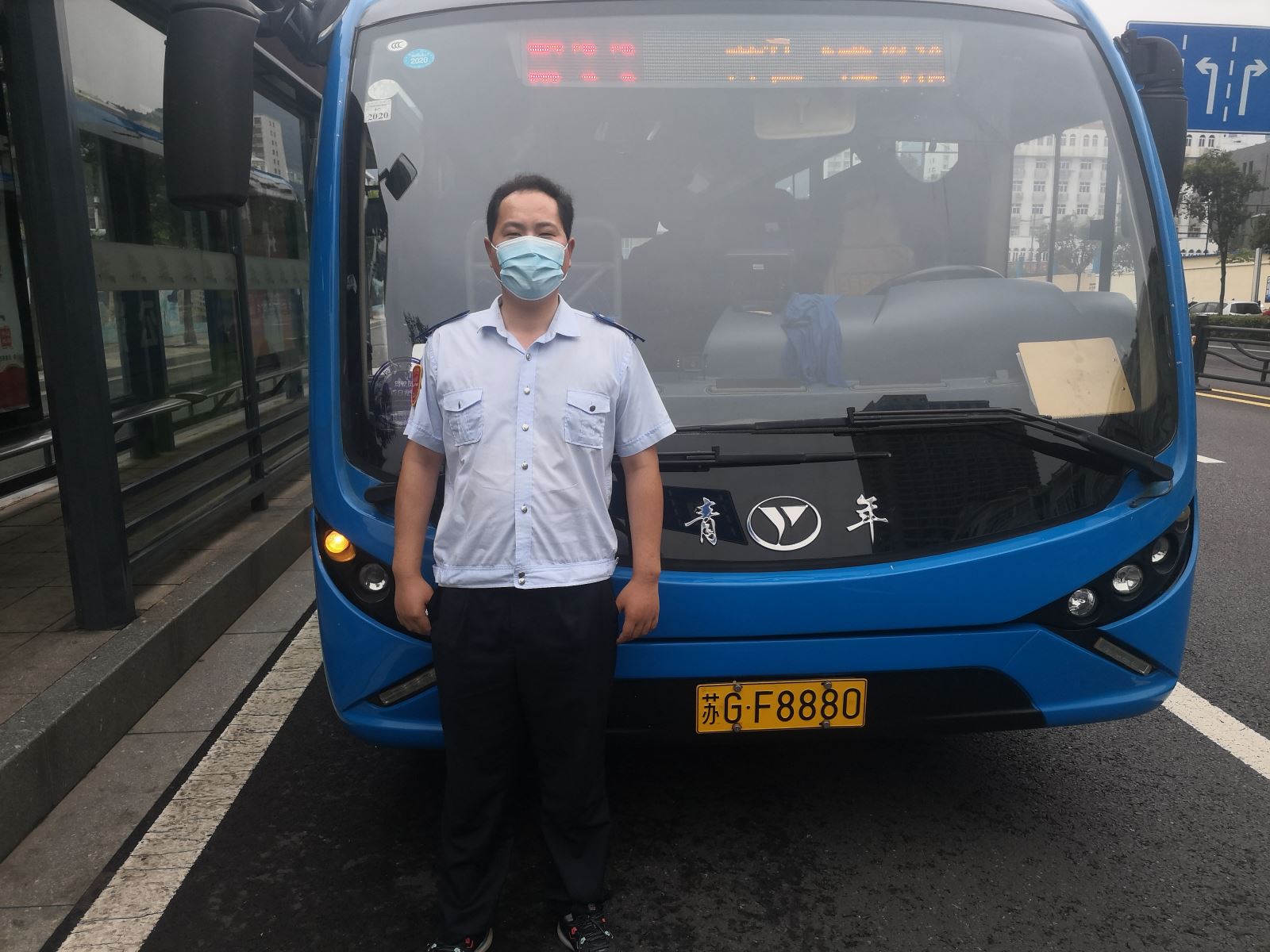 公交集團公交事業(yè)二部游11路駕駛員金勇及時歸還乘客丟失的包