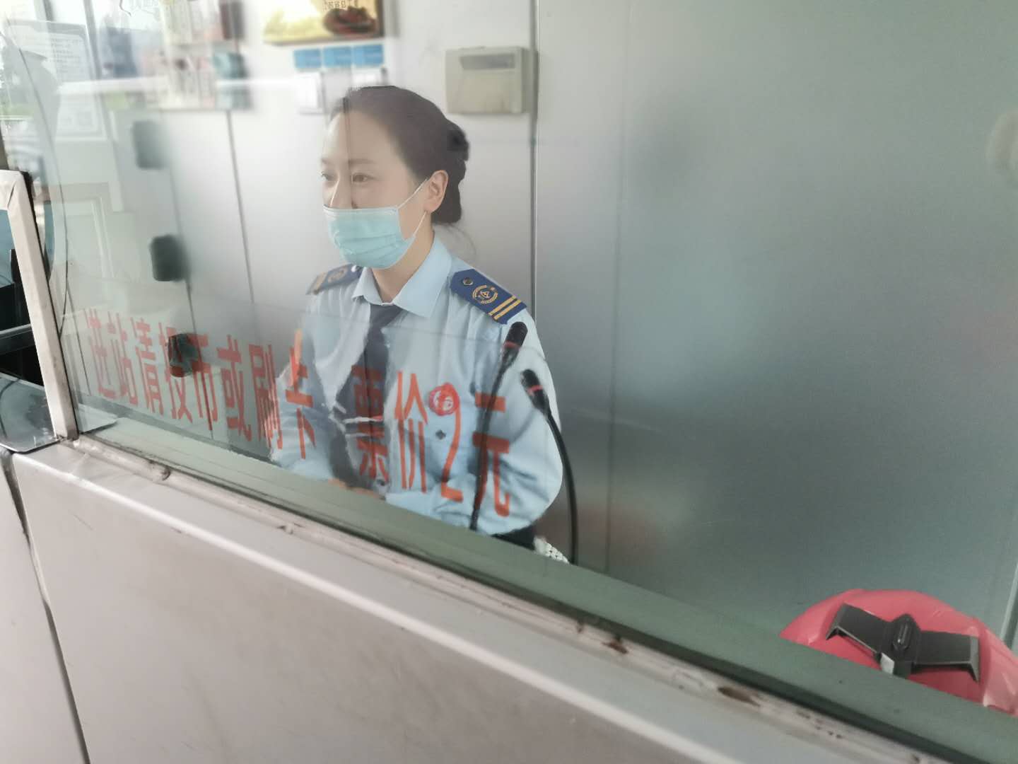 快速公交事業(yè)部站務員協(xié)力幫助乘客尋找丟失物品