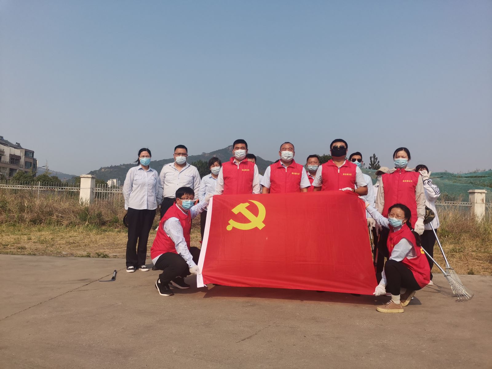 開展義務除草活動，積極推進創(chuàng)文工作