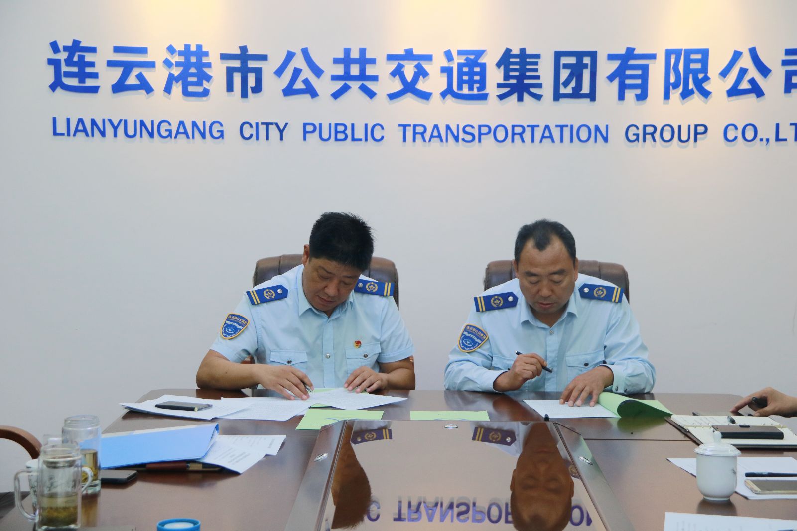 公交集團(tuán)層層簽訂十九大安保責(zé)任書(shū)