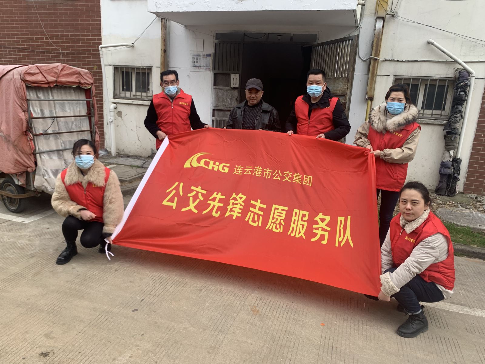 公交集團機務技術事業(yè)部黨支部組織志愿者開展“3.5”學雷鋒活動