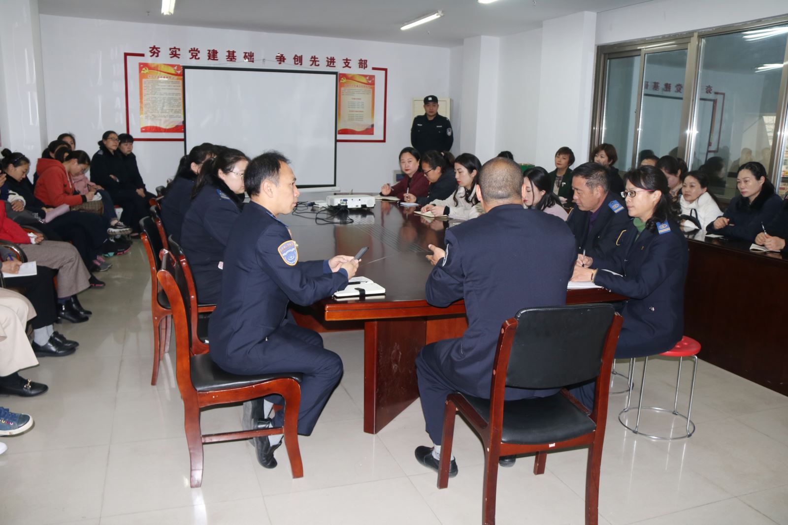 公交集團快速公交事業(yè)部開展站務(wù)員危險品檢查培訓