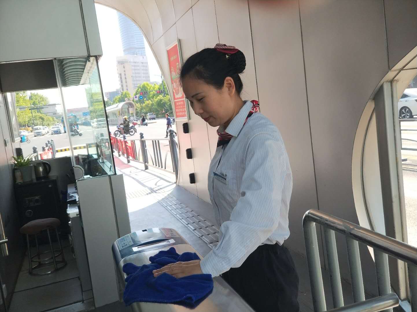 公交集團(tuán)站務(wù)員堅(jiān)守崗位助老人，優(yōu)質(zhì)服務(wù)暖人心