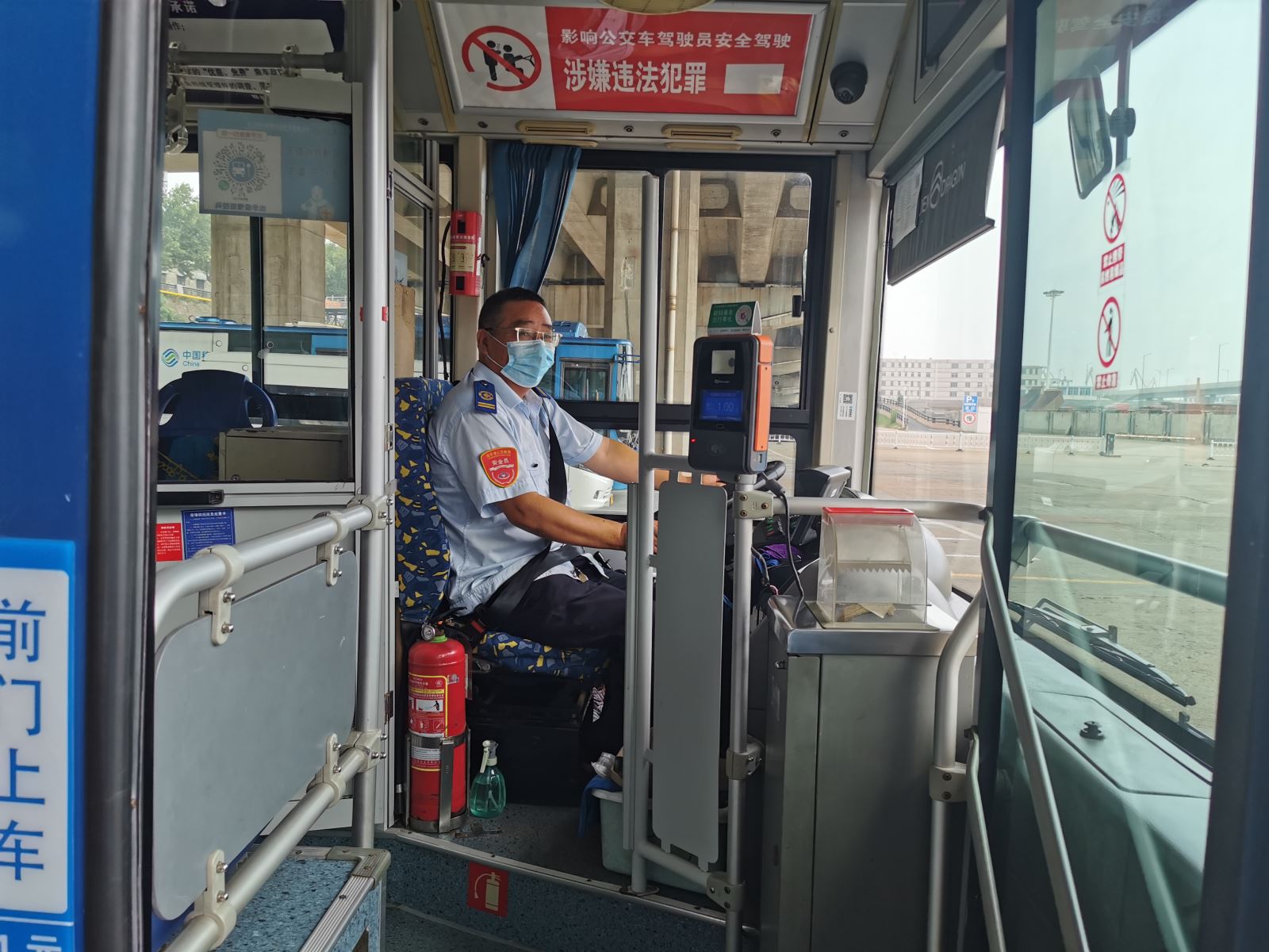 公交集團公交事業二部33路駕駛員惠彬及時歸還乘客丟失的手提包