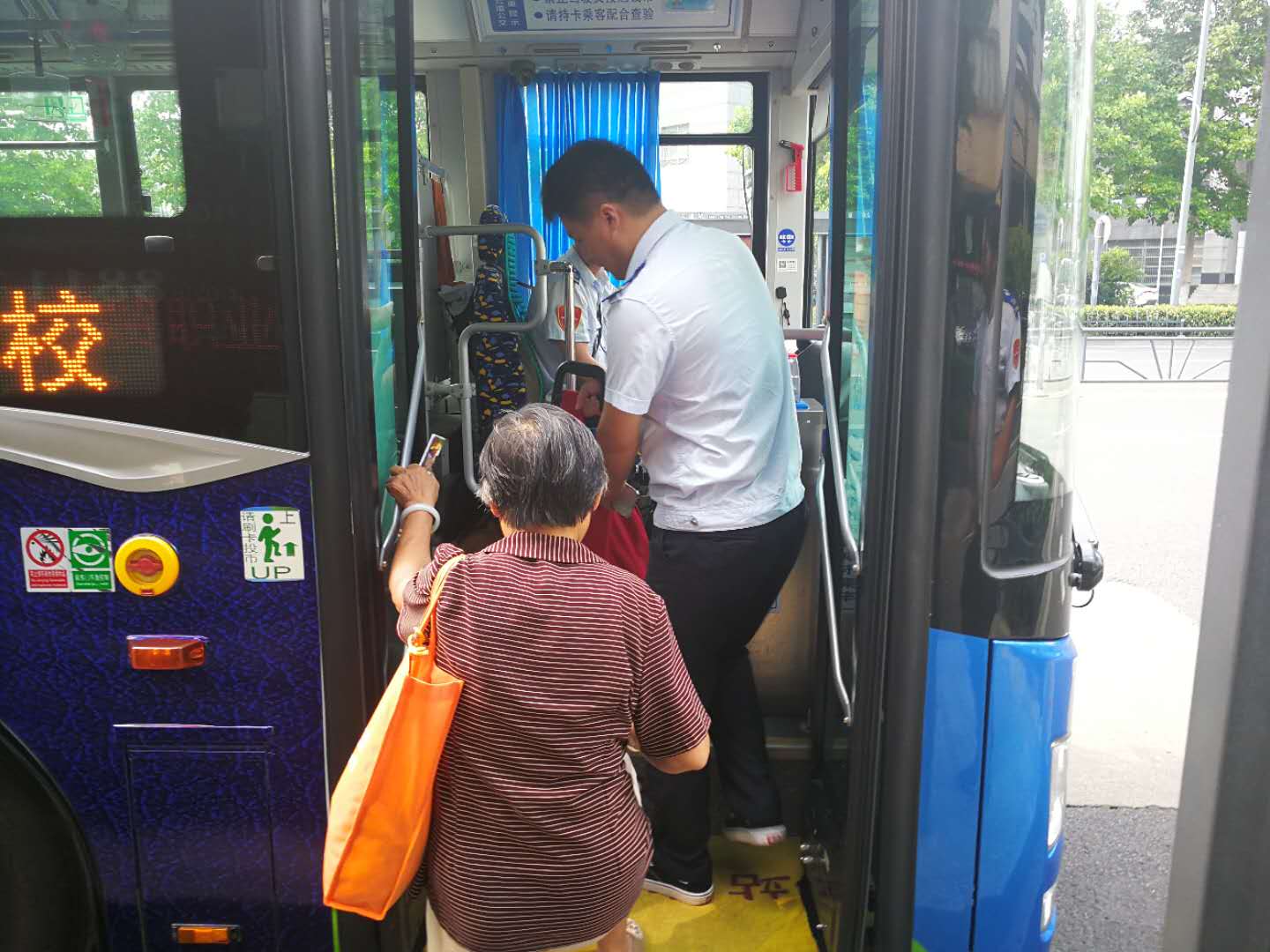 公交集團全力做好“非標(biāo)三四輪車”集中整治行動期間公交線路運營調(diào)整保障工作