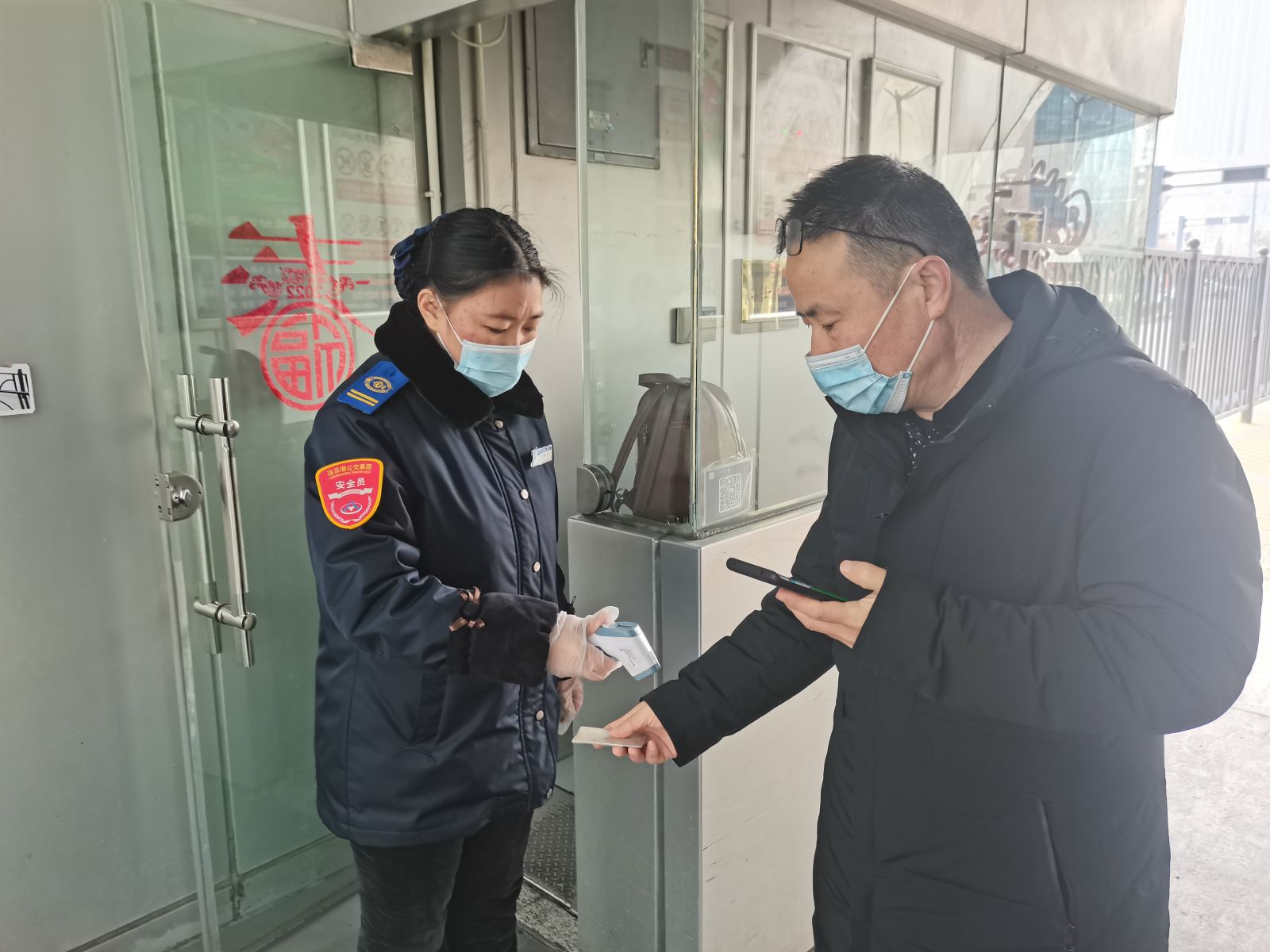 快速公交事業(yè)部站務(wù)員霍娟歸還乘客丟失的包獲感謝